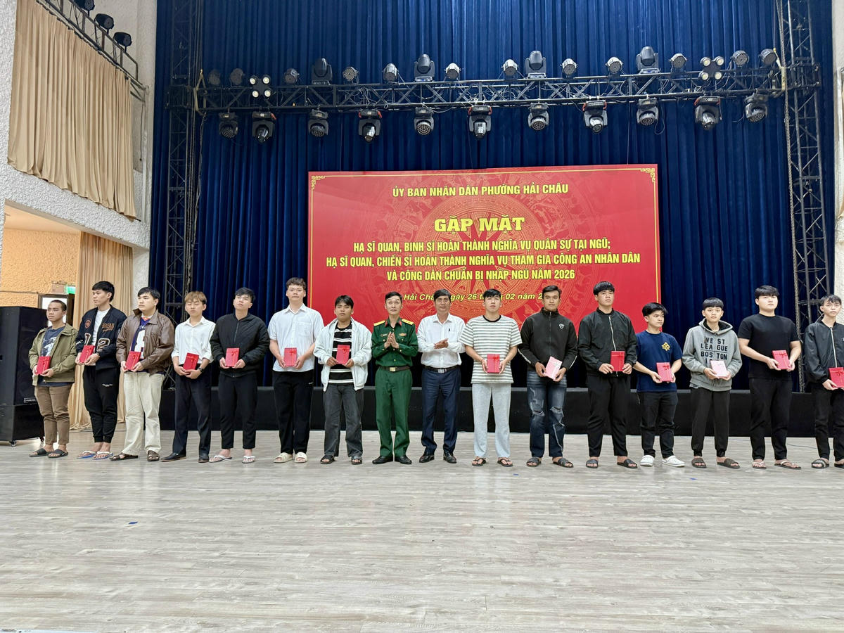 Trung tá Nguyễn Quốc Đạt, Chỉ huy trưởng quân sự phường; ông Trần Thanh Bình, Chủ tịch Mặt trận Tổ quốc Việt Nam phường Hải Châu tặng quà động viên thanh niên nhập ngũ. Ảnh: Nguyễn Tú.