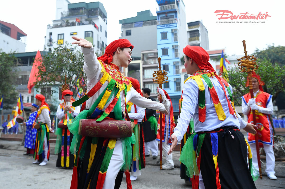 Bước chân nhún nhảy, giữ nhịp đều theo tiếng trống. Ảnh: Phạm Sỹ.