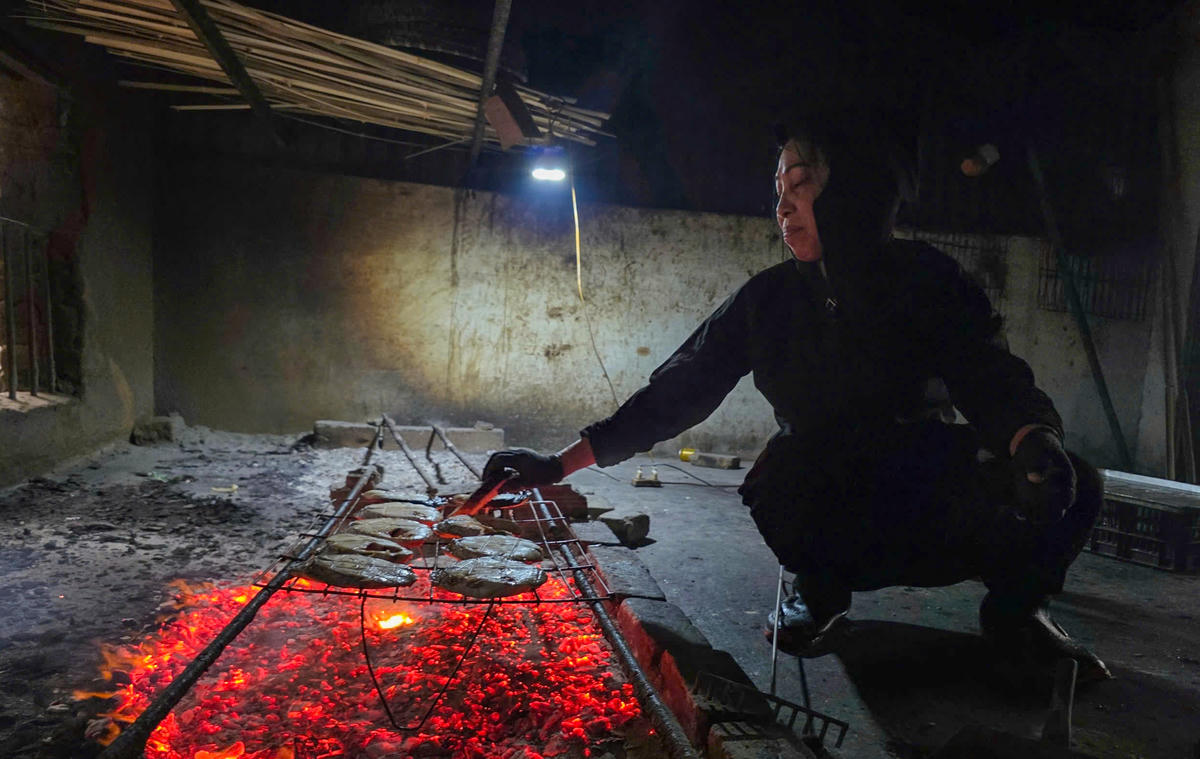Sau Tết, hàng chục hộ dân tại làng nướng cá Thạch Kim đã nhóm bếp từ sáng sớm tinh mơ. Ảnh: Cẩm Kỳ&nbsp;