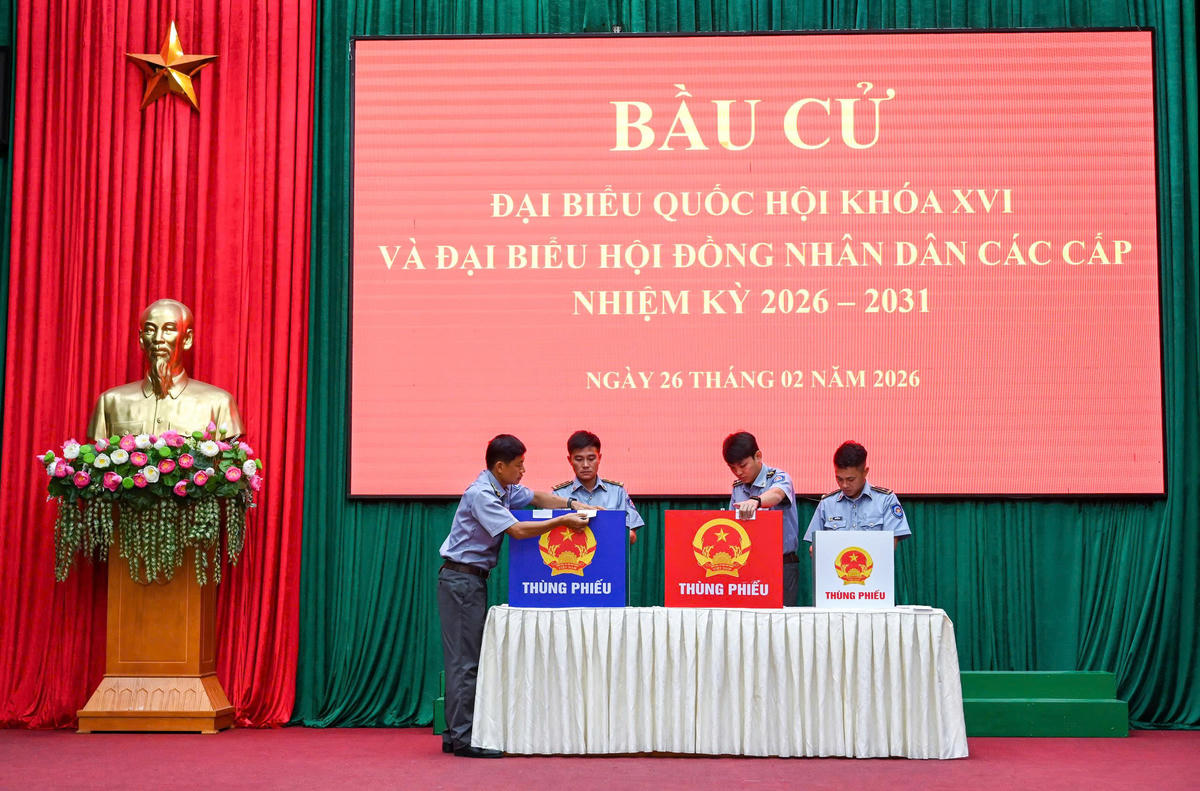 Kiểm tra hòm phiếu và niêm phong hòm phiếu. Ảnh: Đức Định.