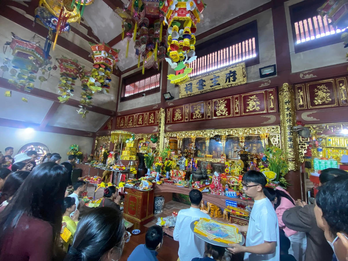 Du khách dâng hương bên trong khu di tích. Ảnh: Vạn Xuân