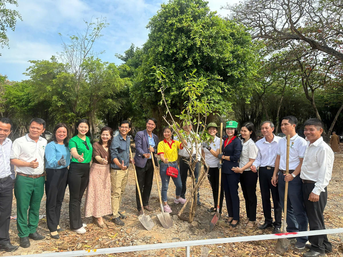 Lễ phát động “Tết trồng cây đời đời nhớ ơn Bác Hồ” tại phường Vũng Tàu. Ảnh: TL&nbsp;