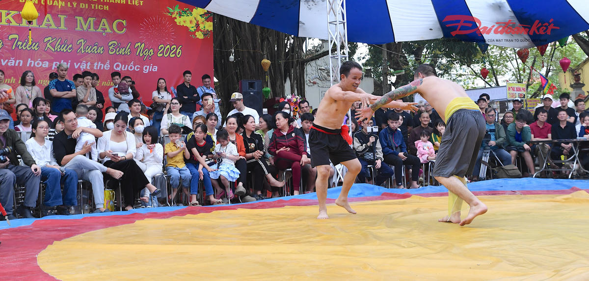 Tiếng reo hò cổ vũ vang lên không ngớt, tạo nên một không gian đậm đặc sắc màu văn hóa truyền thống. Ảnh: Phạm Sỹ.


