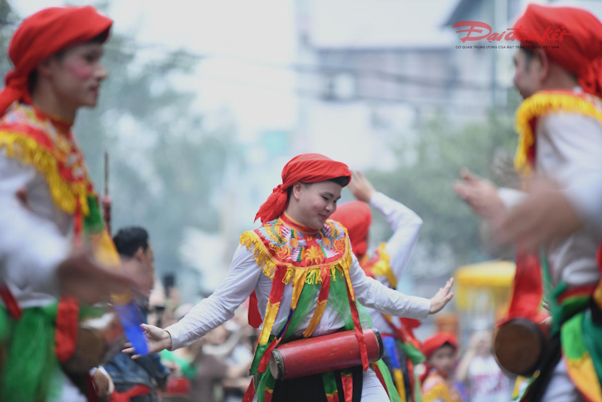 Trống bồng là đạo cụ đặc trưng của điệu múa. Ảnh: Phạm Sỹ.