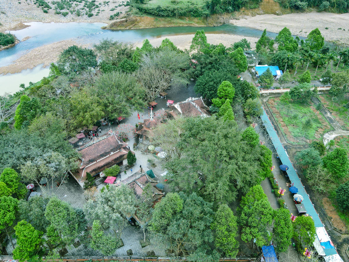 Khu di tích lịch sử văn hóa đền Cửa Đặt. Ảnh: Đình Minh