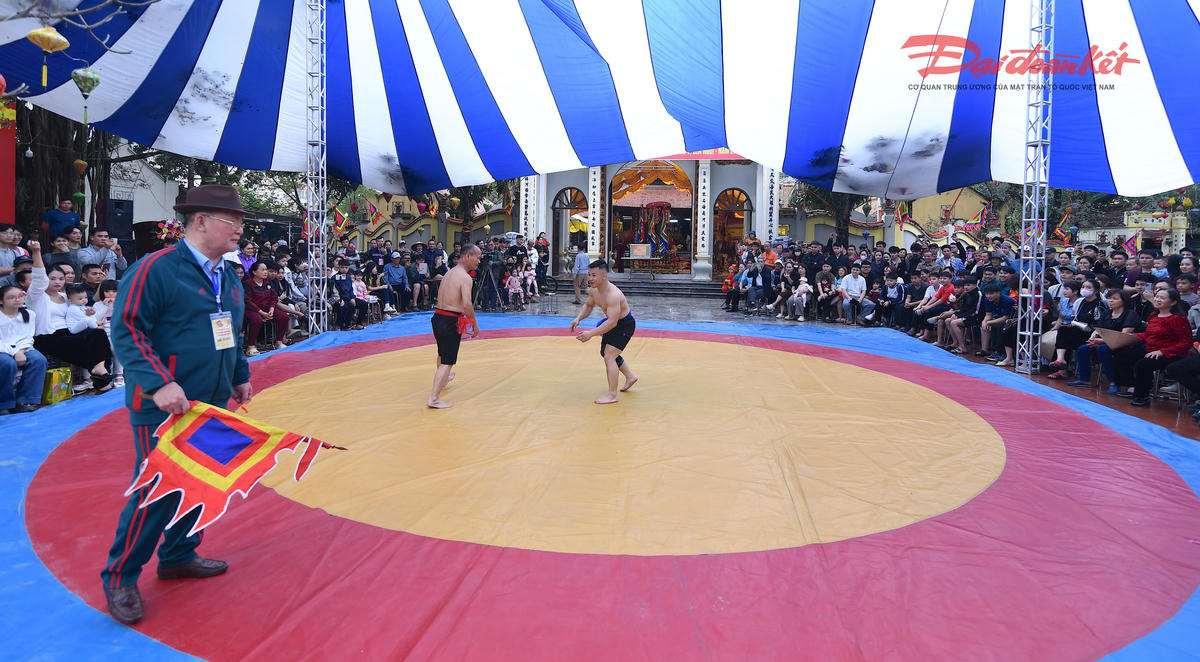 Giải vật cổ truyền của làng Triều Khúc diễn ra vào chiều 26/2 (mùng 10 tháng Giêng), quy tụ nhiều đô vật ở các lứa tuổi, tạo nên bầu không khí sôi động, hào hứng ngay từ những hồi trống khai cuộc. Ảnh: Phạm Sỹ. 