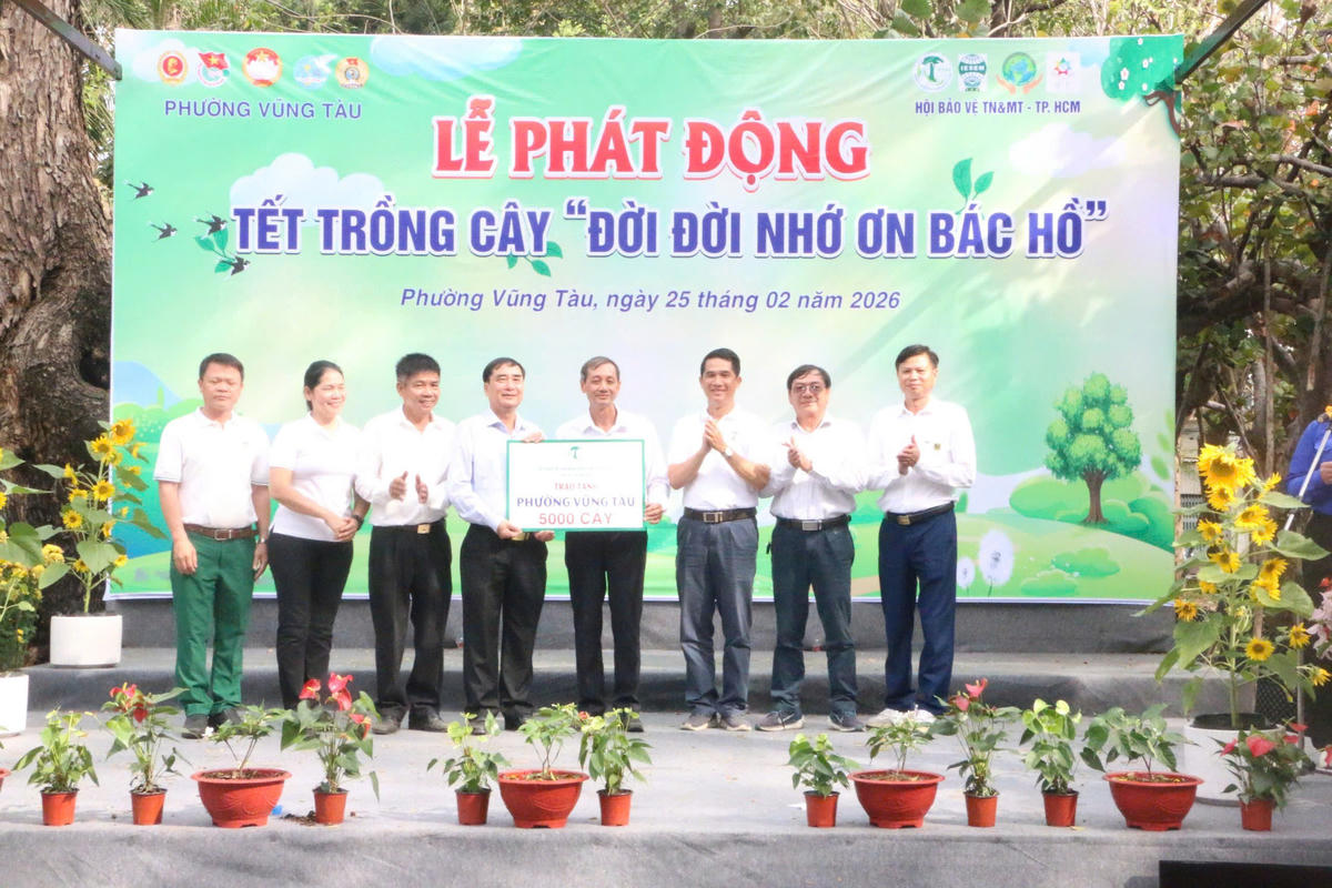 Trao tặng cây xanh tại Lễ phát động Tết trồng cây. Ảnh: TL.