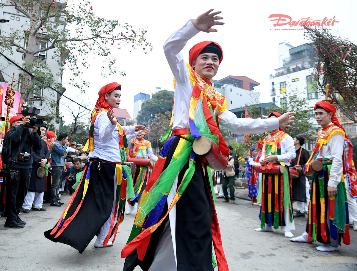 Động tác múa uyển chuyển nhưng không kém phần dí dỏm, tạo nên không khí rộn ràng, vui tươi cho ngày hội. Ảnh: Phạm Sỹ.

