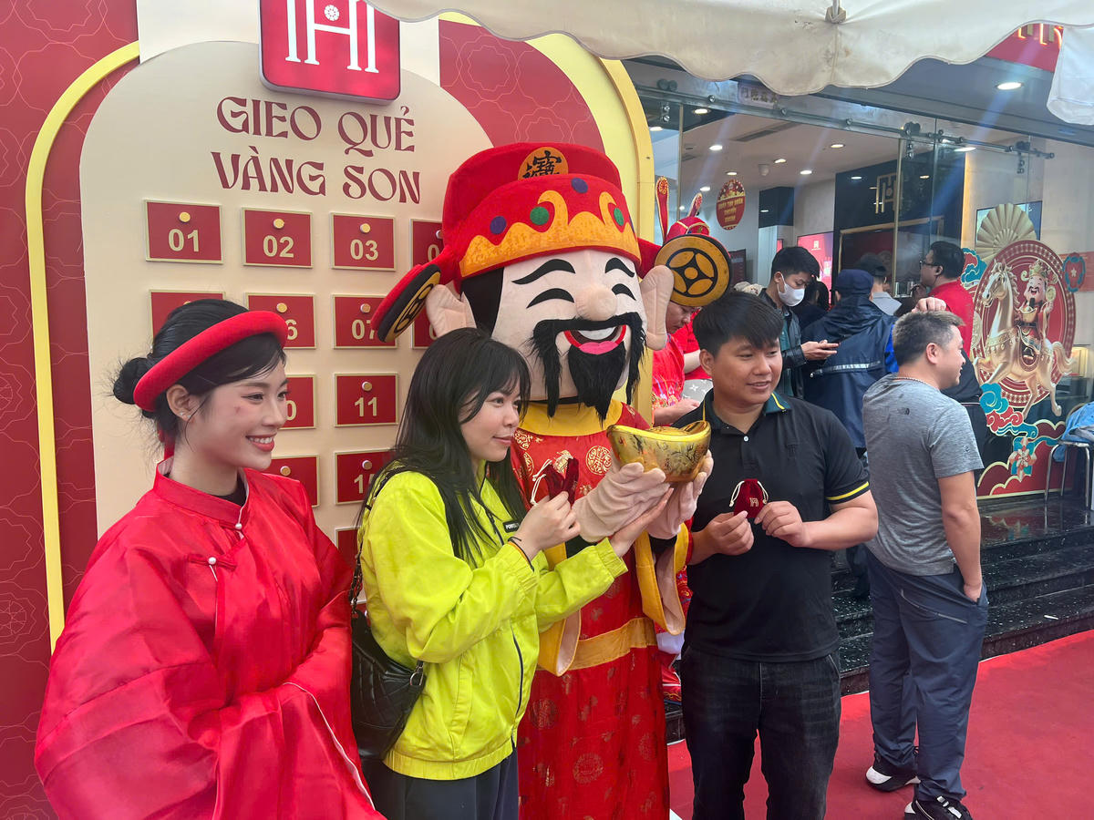 Người dân vẫn giữ thói quen mua vàng cầu may ngày Vía Thần tài.