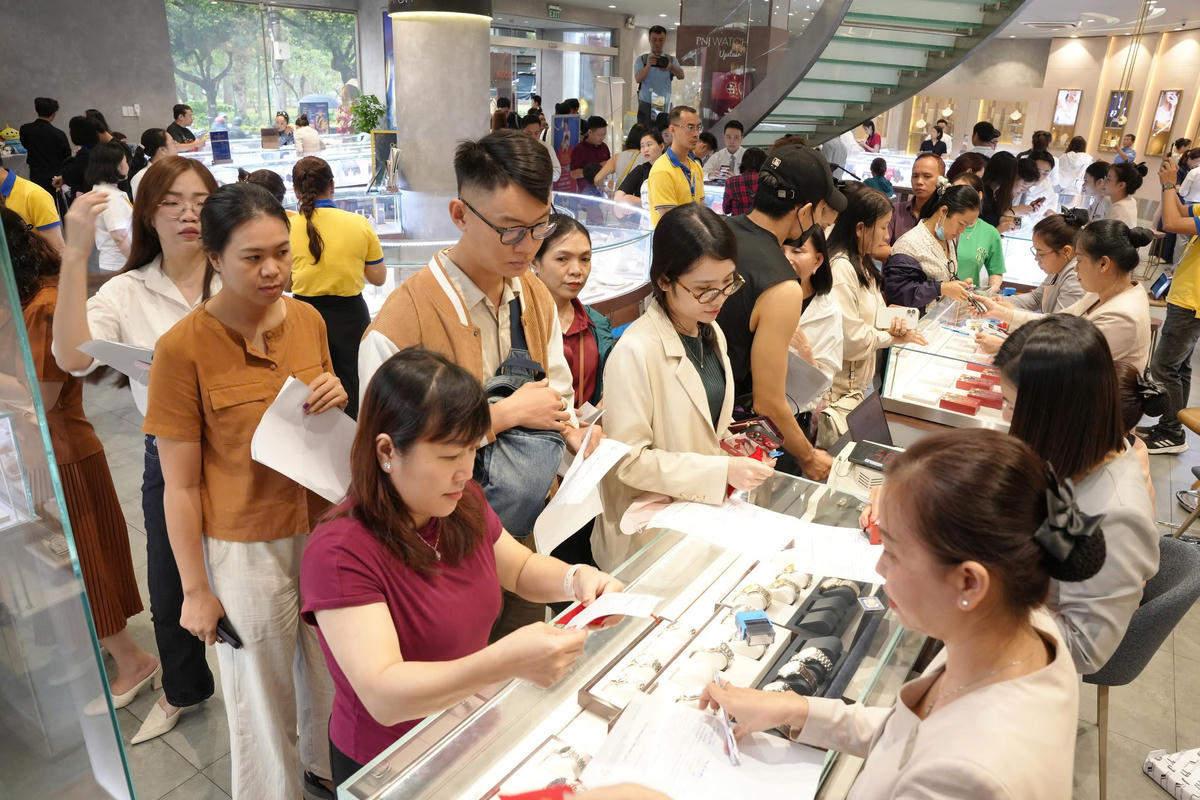 Người dân xếp hàng mua vàng cầu may, chiều 26/2. Ảnh: S.X