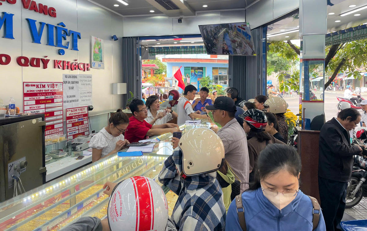 Nhiều người dân đang mua vàng nhân ngày vía Thần Tài. Ảnh: CV.
