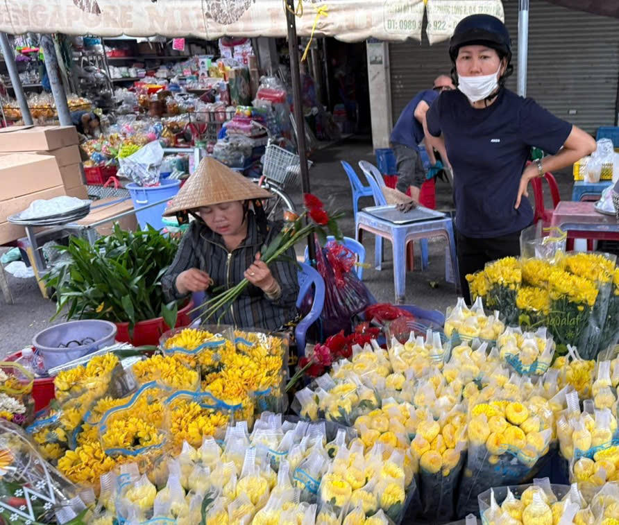 Nhiều loại hoa tăng giá cao trong ngày vía Thần Tài. Ảnh: S.X