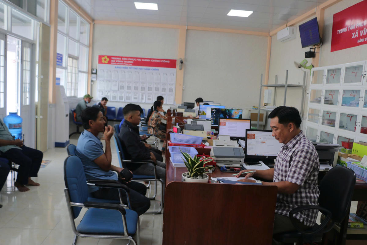 Trung tâm hành chính công xã Vĩnh Thanh, tỉnh Cà Mau được đầu tư khang trang thuận lợi cho người dân đến&nbsp; giao dịch. Ảnh: Nguyên Du