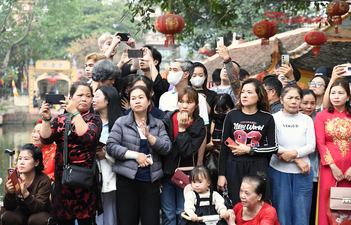 Du khách chăm chú theo dõi từng nhịp điêu và ghi lại khoảnh khắc bằng điện thoại. Ảnh: Phạm Sỹ.