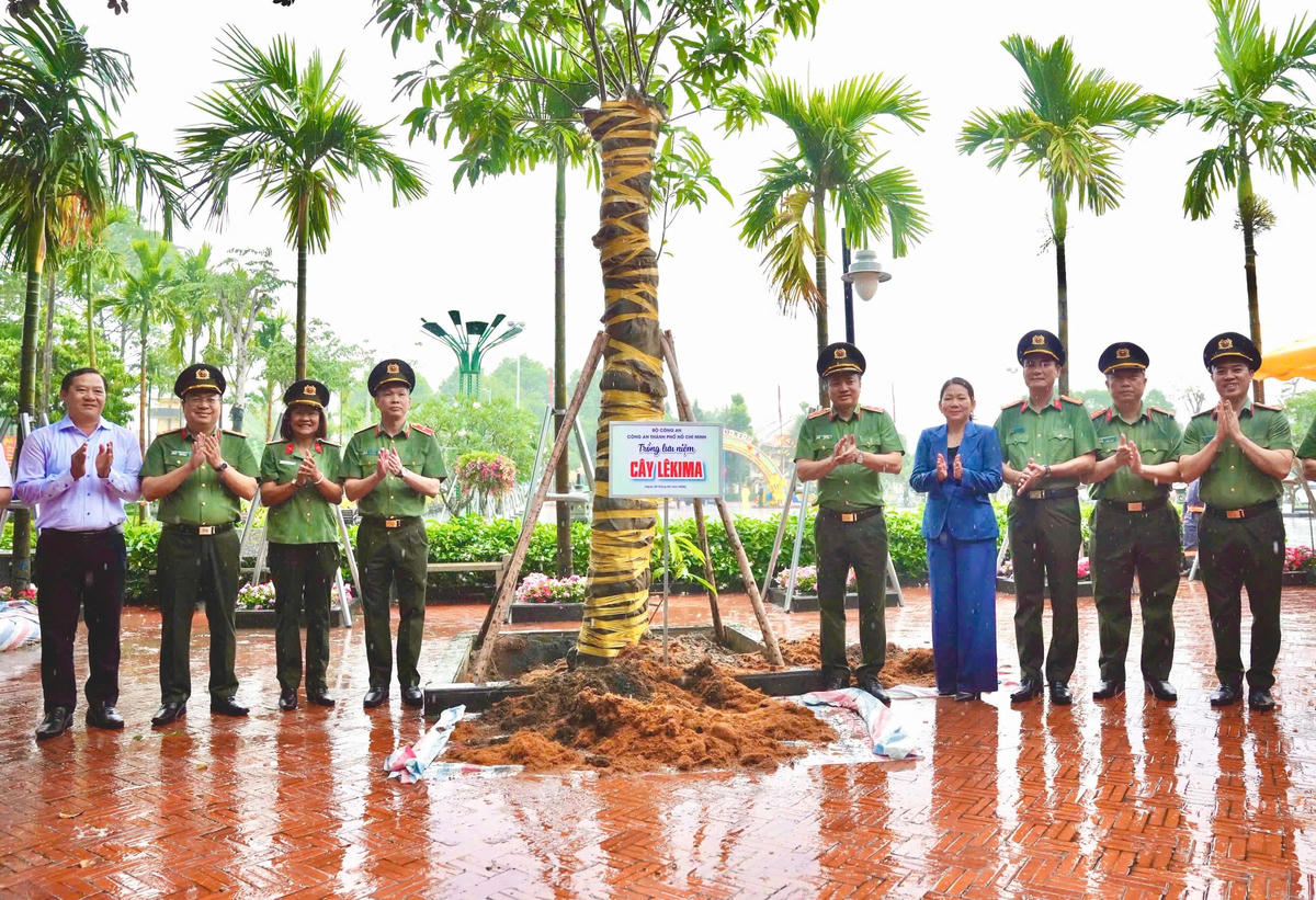 Trung tướng Mai Hoàng (thứ 5 từ phải qua trái) tại hoạt động Tết trồng cây: Ảnh: TL