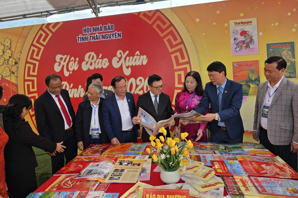 Các đại biểu tham quan không gian Hội Báo Xuân Bính Ngọ 2026. Ảnh: Anh Toán.