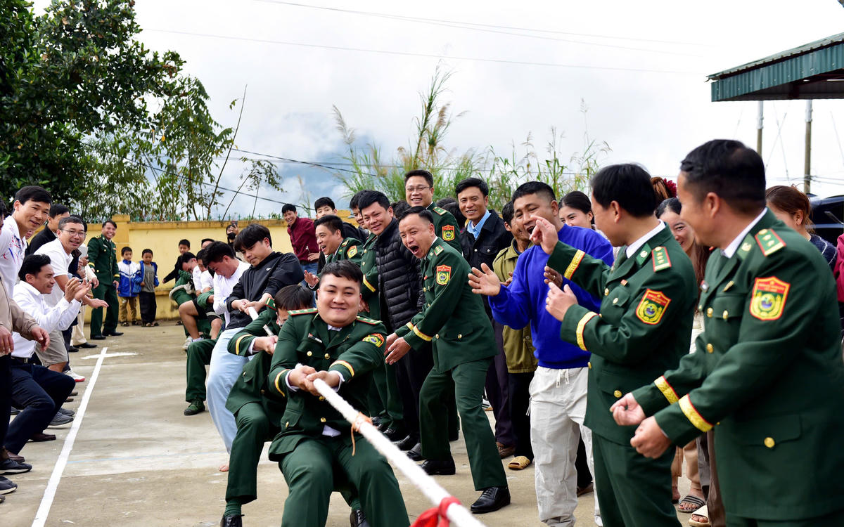 Cán bộ, chiến sĩ Đồn Biên phòng Thu Lũm và Ka Lăng tham gia chơi kéo co với nhân dân.