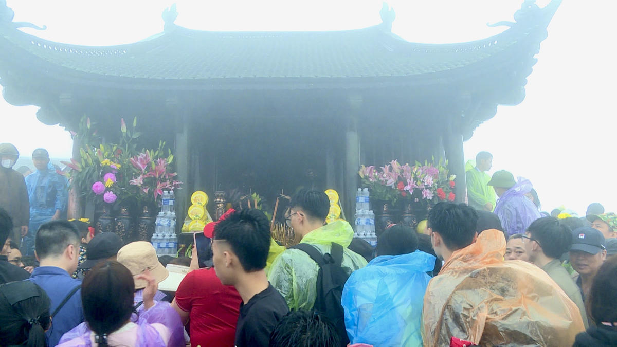 Nhiều phật tử, nhân dân và du khách đã thành công chinh phục đỉnh chùa Đồng trong ngày khai hội Xuân Yên Tử.