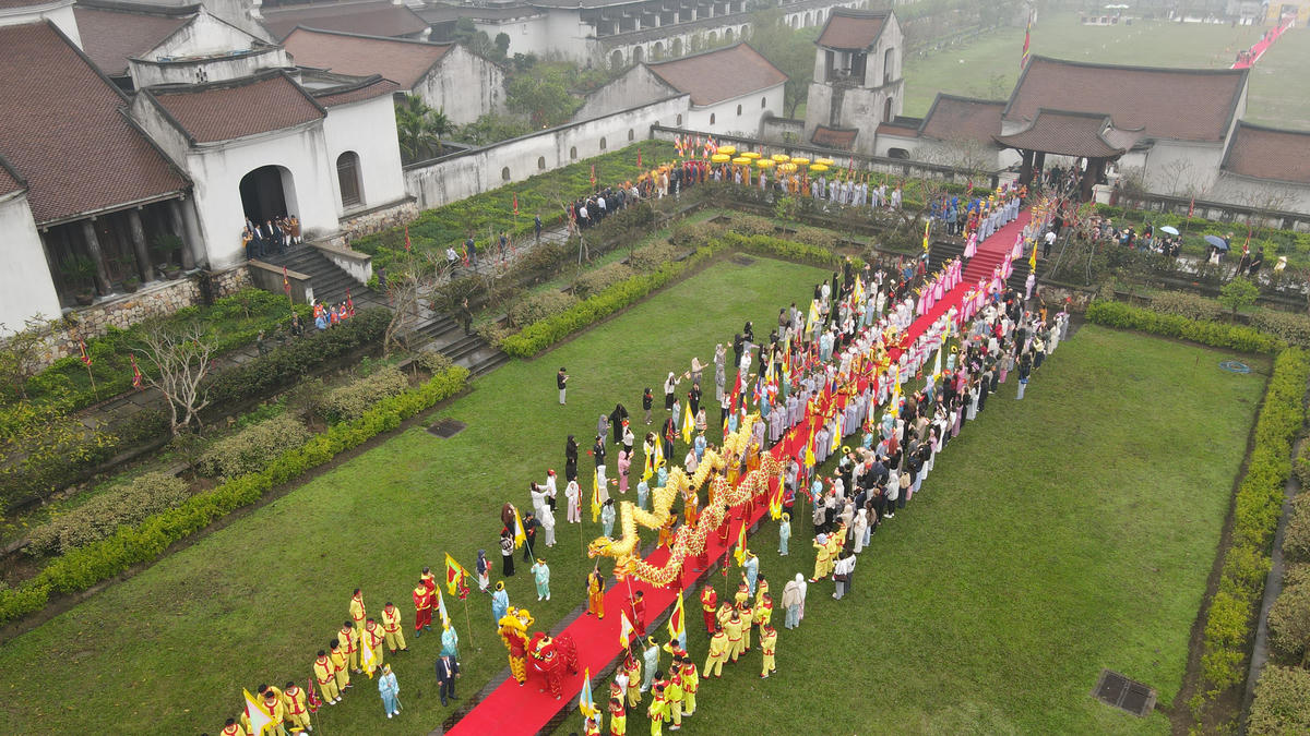 Hôm nay (26/2), trong tiết trời mưa Xuân, đông đảo&nbsp;phật tử, người dân và du khách thập phương đã tập trung về Cung Trúc Lâm (phường Yên Tử) để dự&nbsp;khai hội Xuân Yên Tử năm 2026.