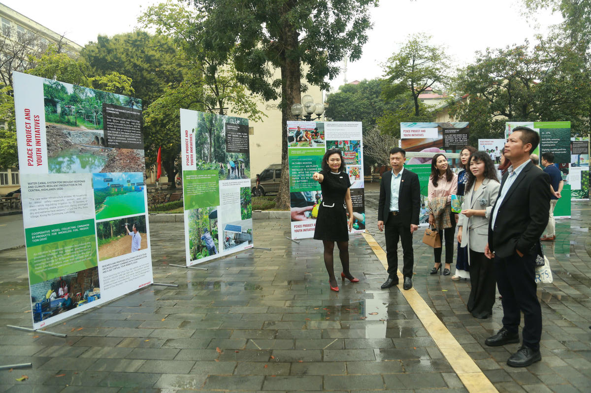Các đại biểu tham quan triển lãm Sáng kiến Thanh niên ASEAN. Ảnh: ĐT