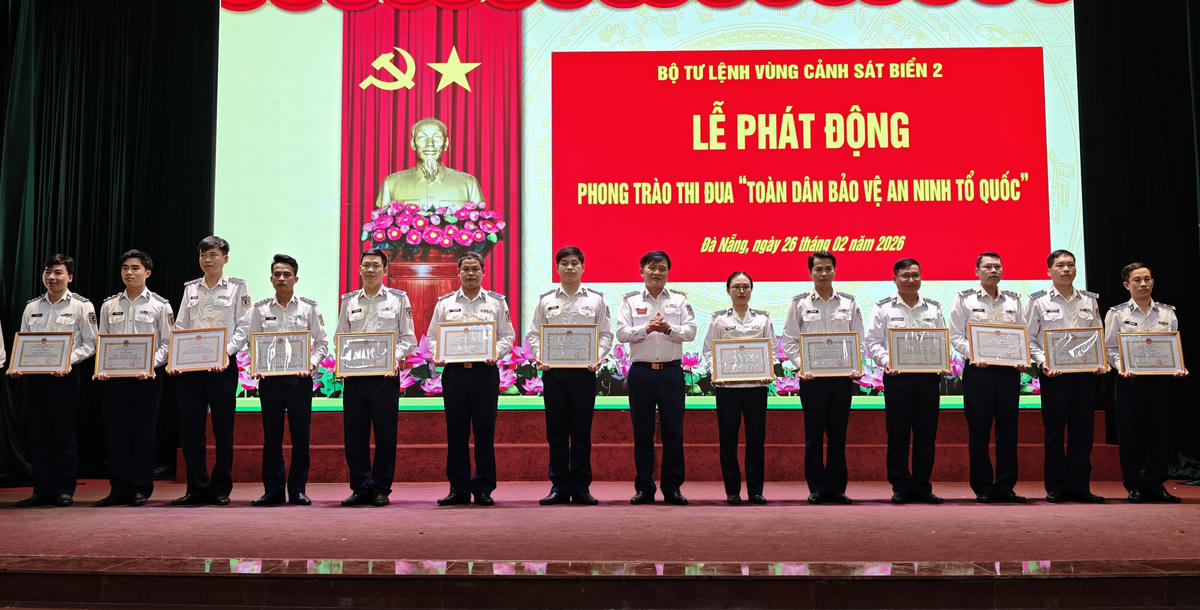 Khen thưởng các tập thể, cá nhân có thành tích xuất sắc trong đợt thi đua. Ảnh: CV.