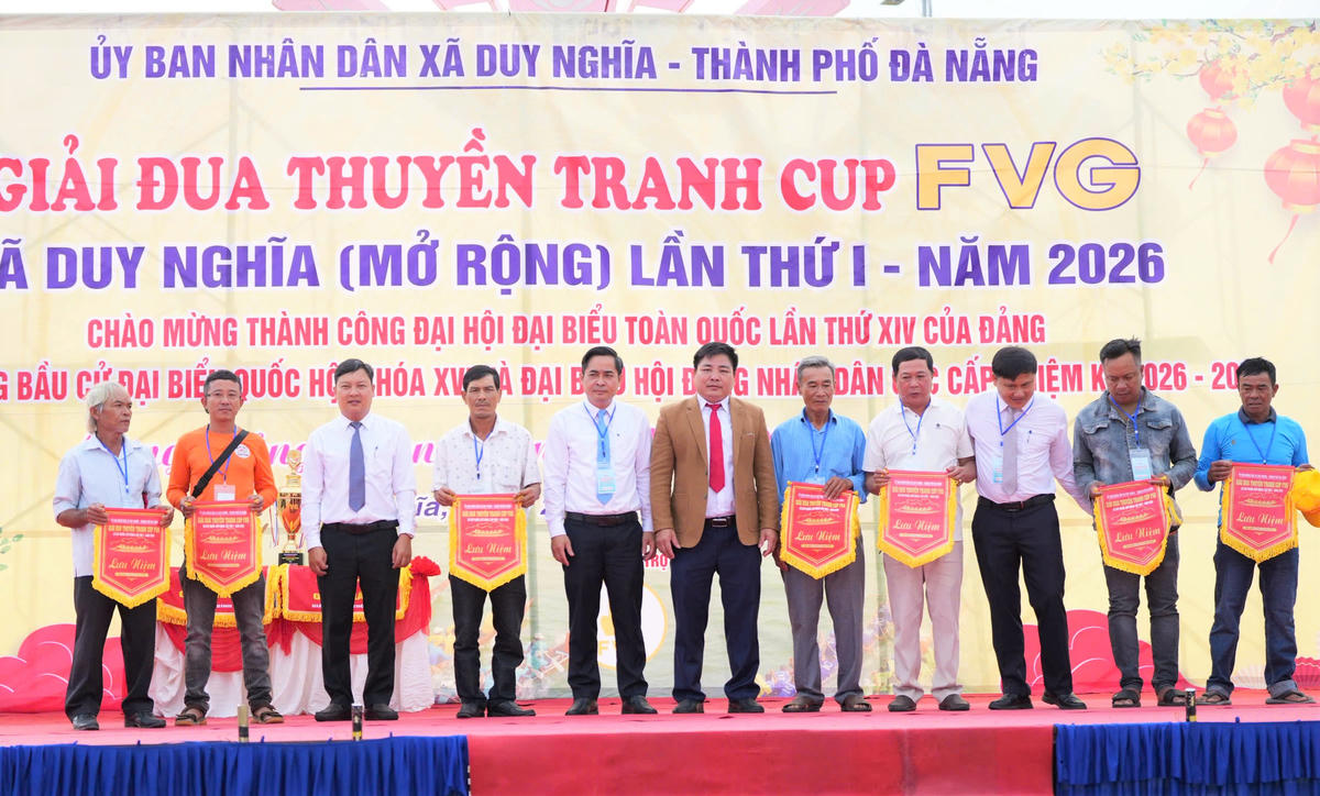 Ban tổ chức tặng cơ lưu niệm cho các đơn vị tham gia giải. Ảnh: CV.