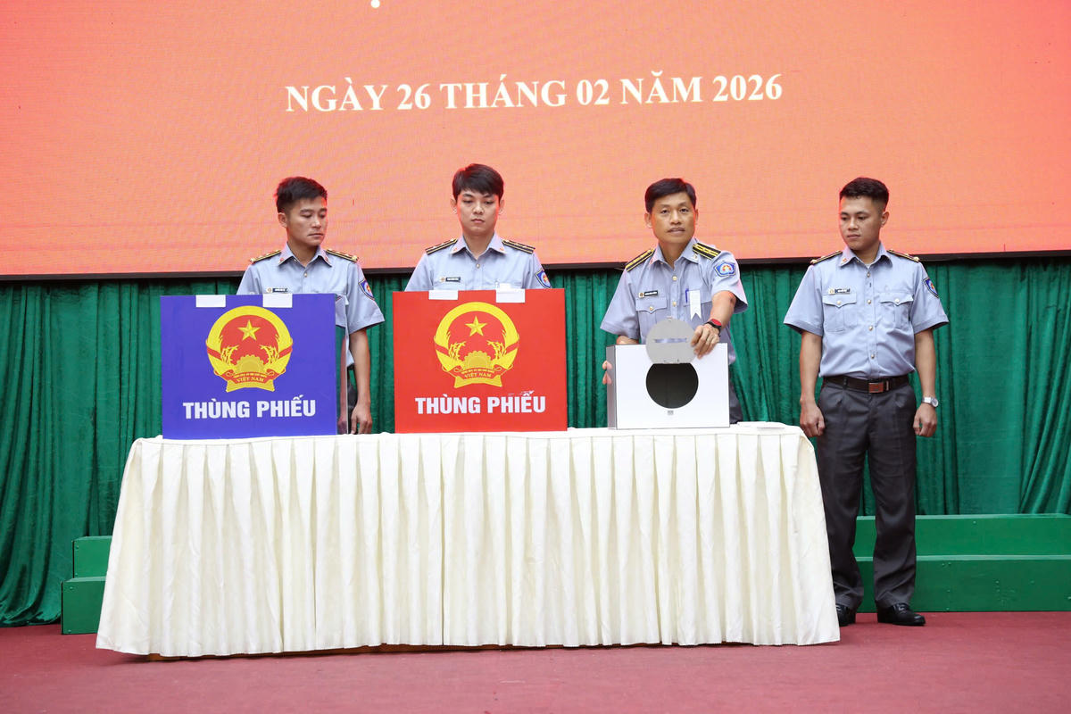 Công tác thủ tục và kiểm tra thùng phiếu trước khi cử tri tham gia bỏ phiếu. Ảnh: Mạnh Cường.