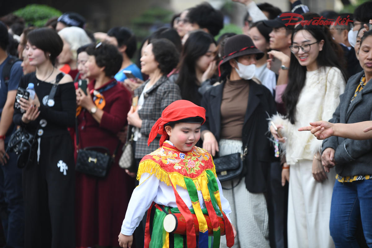 Với sự góp mặt của những thế hệ trẻ trong đội muá, là minh chứng cho sự nối tiếp, gìn giữ sức sống của di sản của cộng đồng làng Triều Khúc trong đời sống hôm nay. Ảnh: Phạm Sỹ.