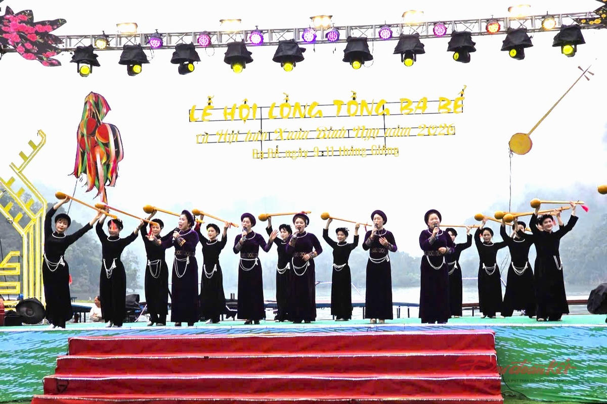 Lễ hội Lồng tồng Ba Bể được tổ chức ngay bên bờ hồ Ba Bể. Ảnh: Anh Toán.