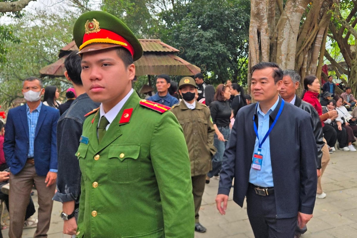 Ông Cầm Bá Huyến - Phó Chủ tịch UBND xã Vạn Xuân (bên phải) kiểm tra công tác giữ gìn ANTT, ATVSTP tại lễ hội. Ảnh: Thành Phan