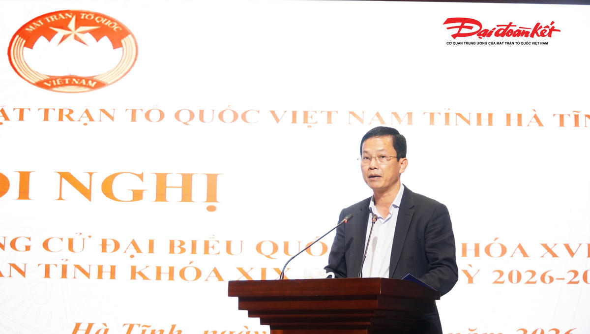  Giám đốc Sở Tài chính Hà Tĩnh Nguyễn Trọng Hiếu thông báo khái quát tình hình phát triển kinh tế - xã hội của tỉnh trong thời gian qua. Ảnh: Hạnh Nguyên.