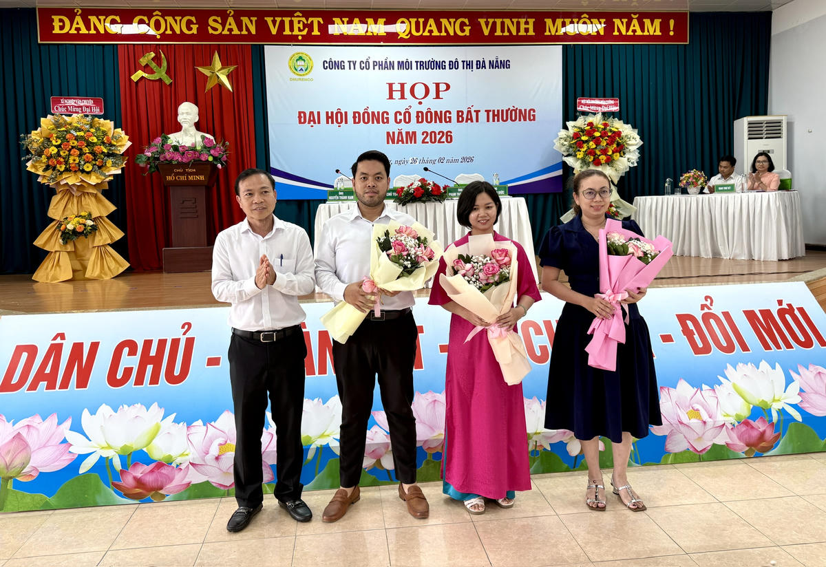 Ông Phạm Thanh Phúc tặng hoa chúc mừng Ban Kiểm soát. Ảnh: Nguyễn Tú.