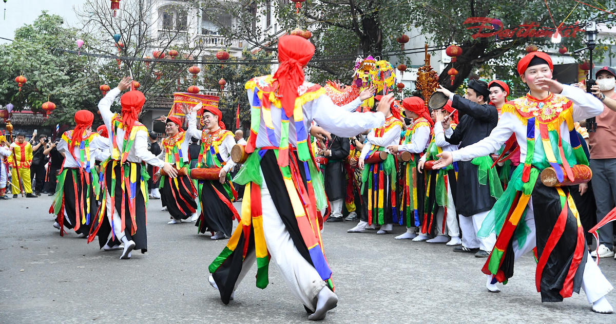 Khi đội múa hoà theo nhịp trống với những chuyển động uyển chuyển, thướt tha trong bộ trang phục truyền thống, tạo không khí sôi động. Ảnh: Phạm Sỹ.