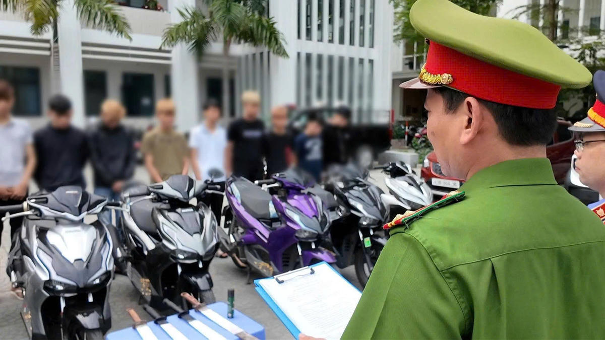 Lực lượng Công an đọc quyết định khởi tố nhóm thanh niên gây rối trật tự công cộng. Ảnh: CV.