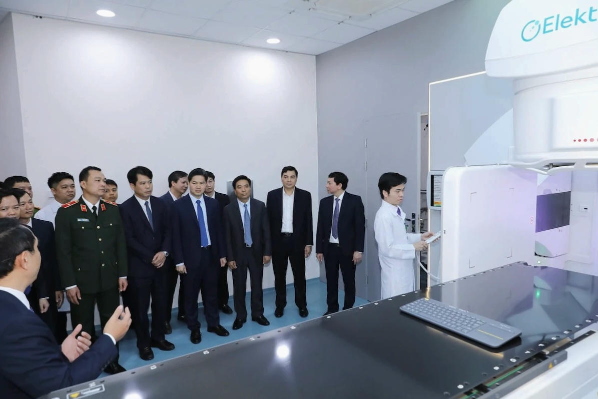 Các đại biểi tham quan hệ thống xạ trị gia tốc tại Bệnh viện Ung bướu Thanh Hóa. Ảnh: Minh Hiếu
