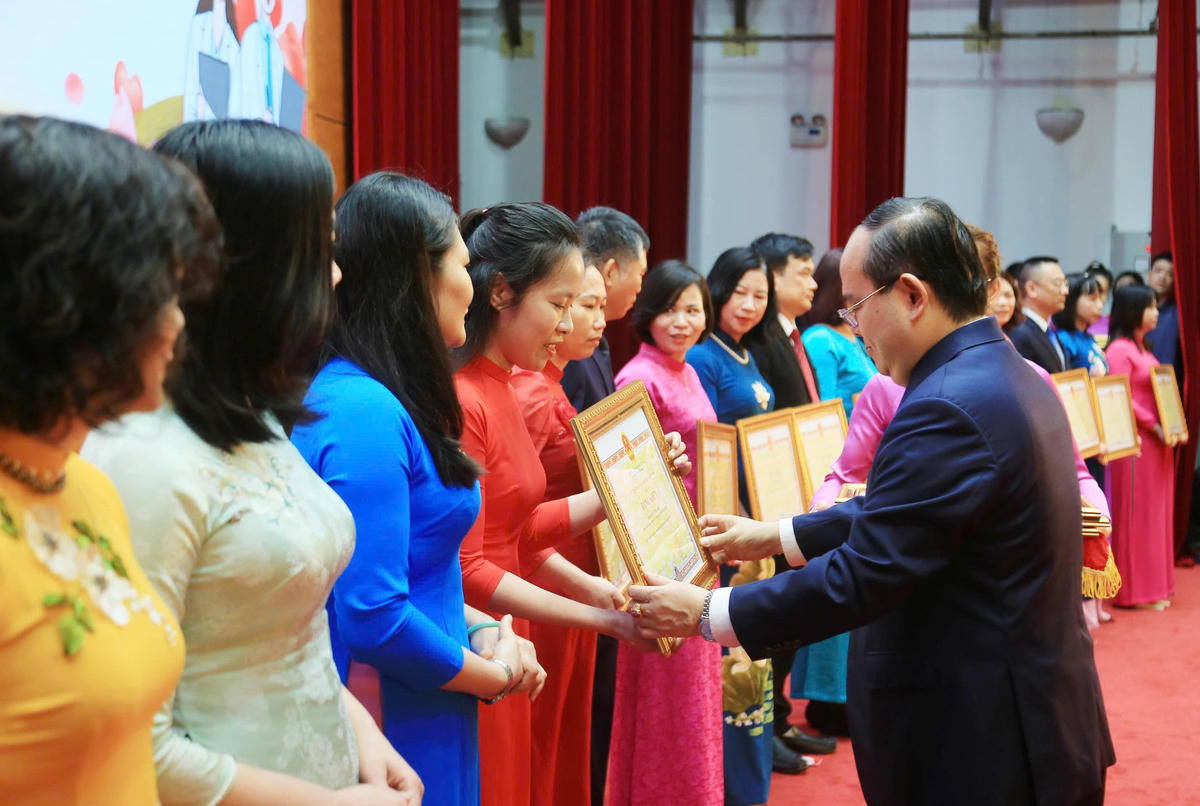 Bí thư Tỉnh ủy Quảng Ninh Quản Minh Cường trao Bằng khen của UBND tỉnh cho các tập thể có thành tích xuất sắc. 