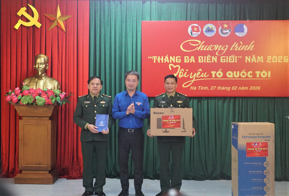 Ông Nguyễn Tường Lâm tặng quà cho các chiến sĩ Đồn Biên phòng Cửa khẩu quốc tế Cầu Treo. Ảnh: ĐH.