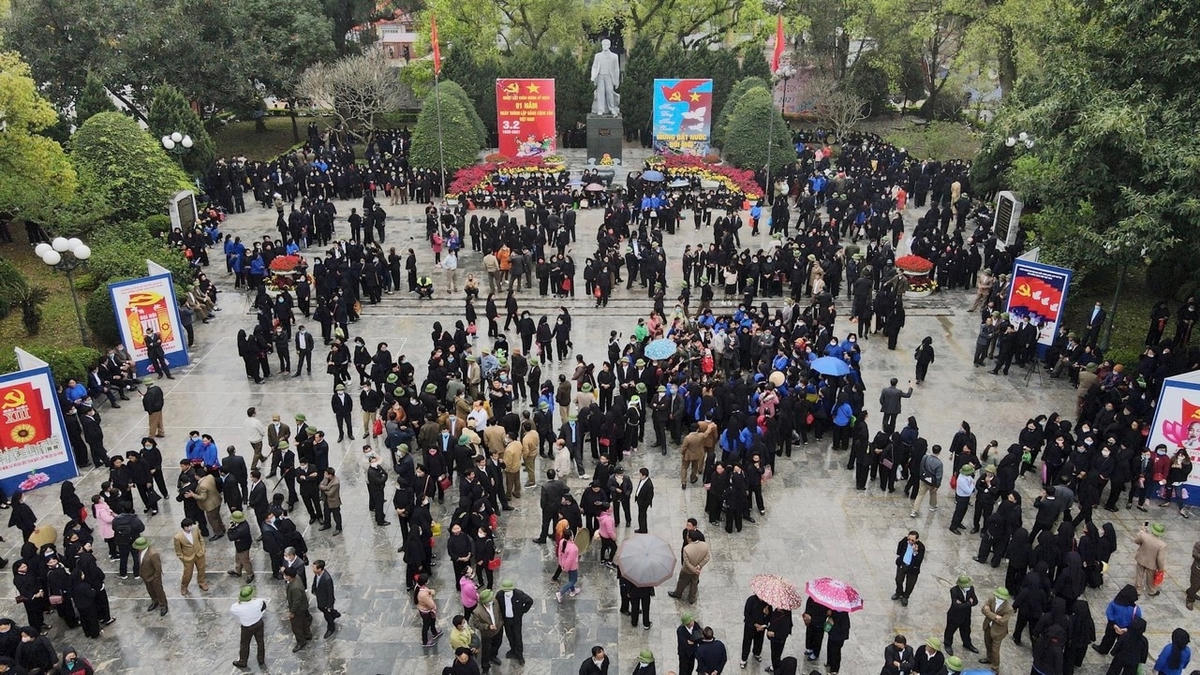 Tết năm 2026, tại công viên Hoàng Văn Thụ, tập trung đông đảo nhân dân đến hát Sli giao duyên.