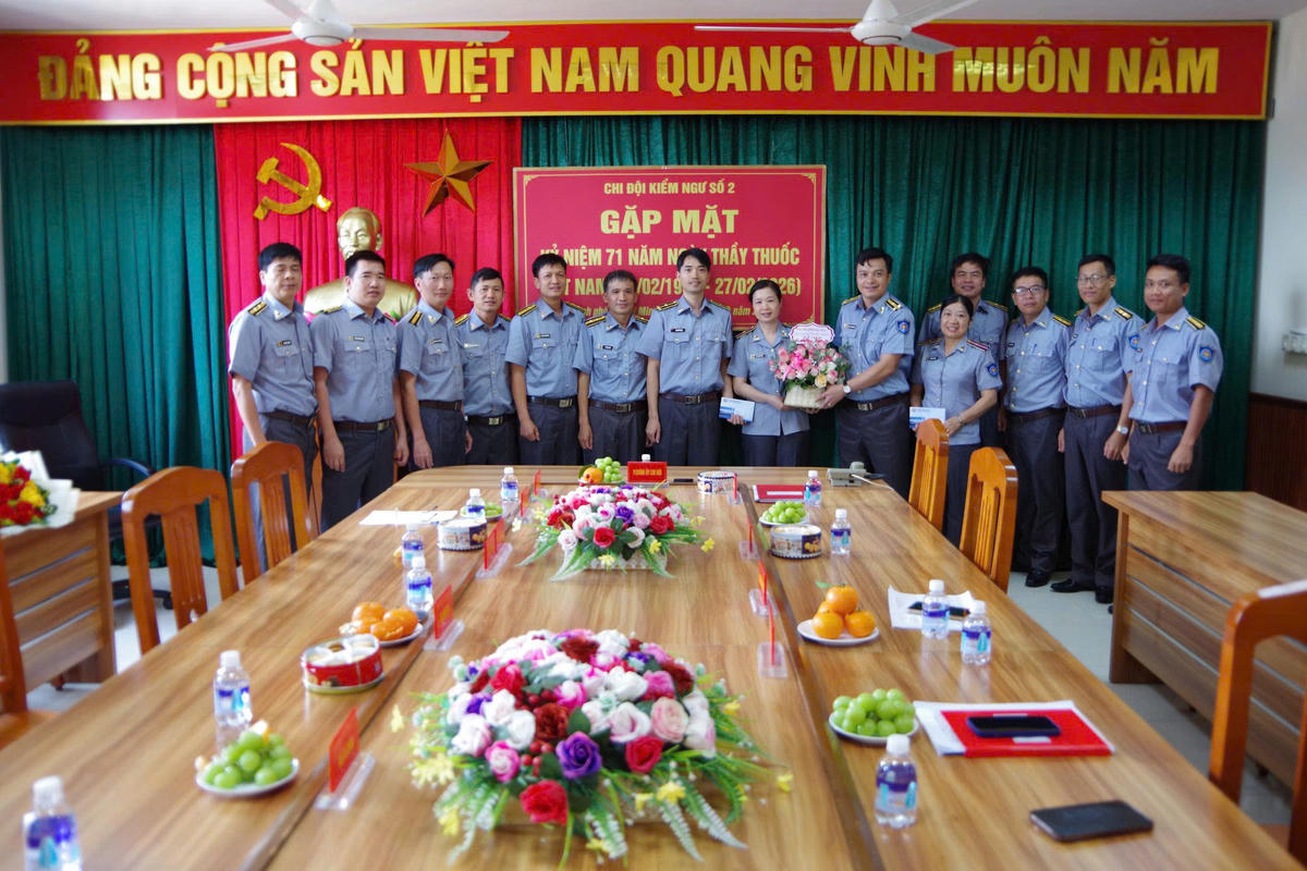 Chi đội Kiểm ngư số 2 tặng hoa chúc mừng đội ngũ thầy thuốc quân y tại buổi gặp mặt. Ảnh: Đức Định.