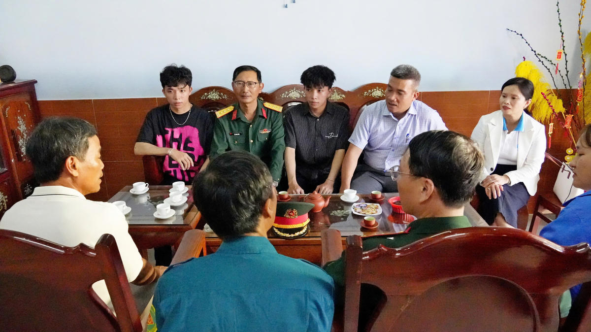 Lực lượng chức năng Quảng Ngãi đến thăm động viên 2 em Đỗ Tấn Hạnh và Đỗ Tấn Phúc. Ảnh: CV.