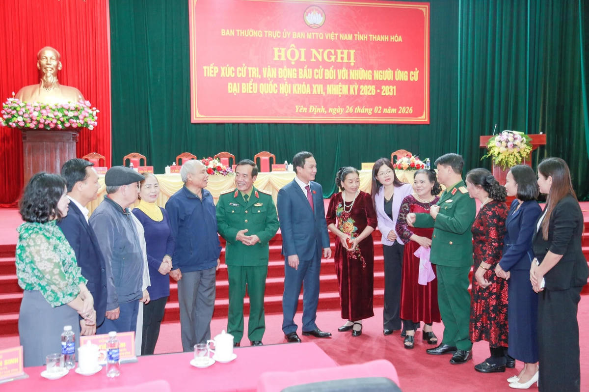 Thượng tướng Lê Đức Thái - Thứ trưởng Bộ Quốc phòng cùng các ứng cử viên với các cử tri huyện Yên Định. Ảnh: Lê Hợi