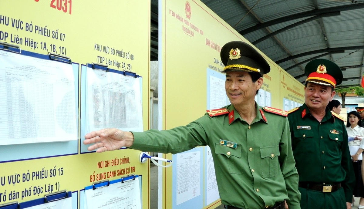 Lực lượng chức năng tỉnh Quảng Ngãi kiểm tra khu vực bầu cử tại đơn vị số 1. Ảnh: CV.