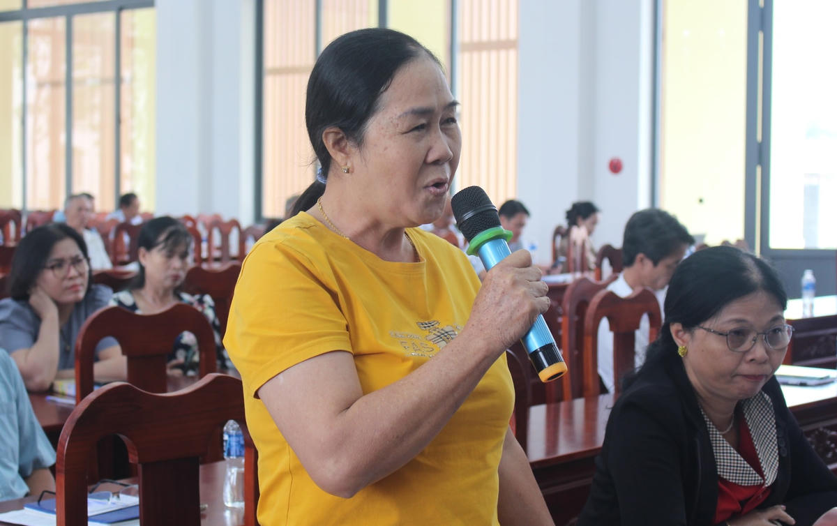 Cử tri xã Vĩnh Hảo bày tỏ ý kiến các vấn đề người dân địa phương đến ứng cử viên ĐBQH. Ảnh X.H