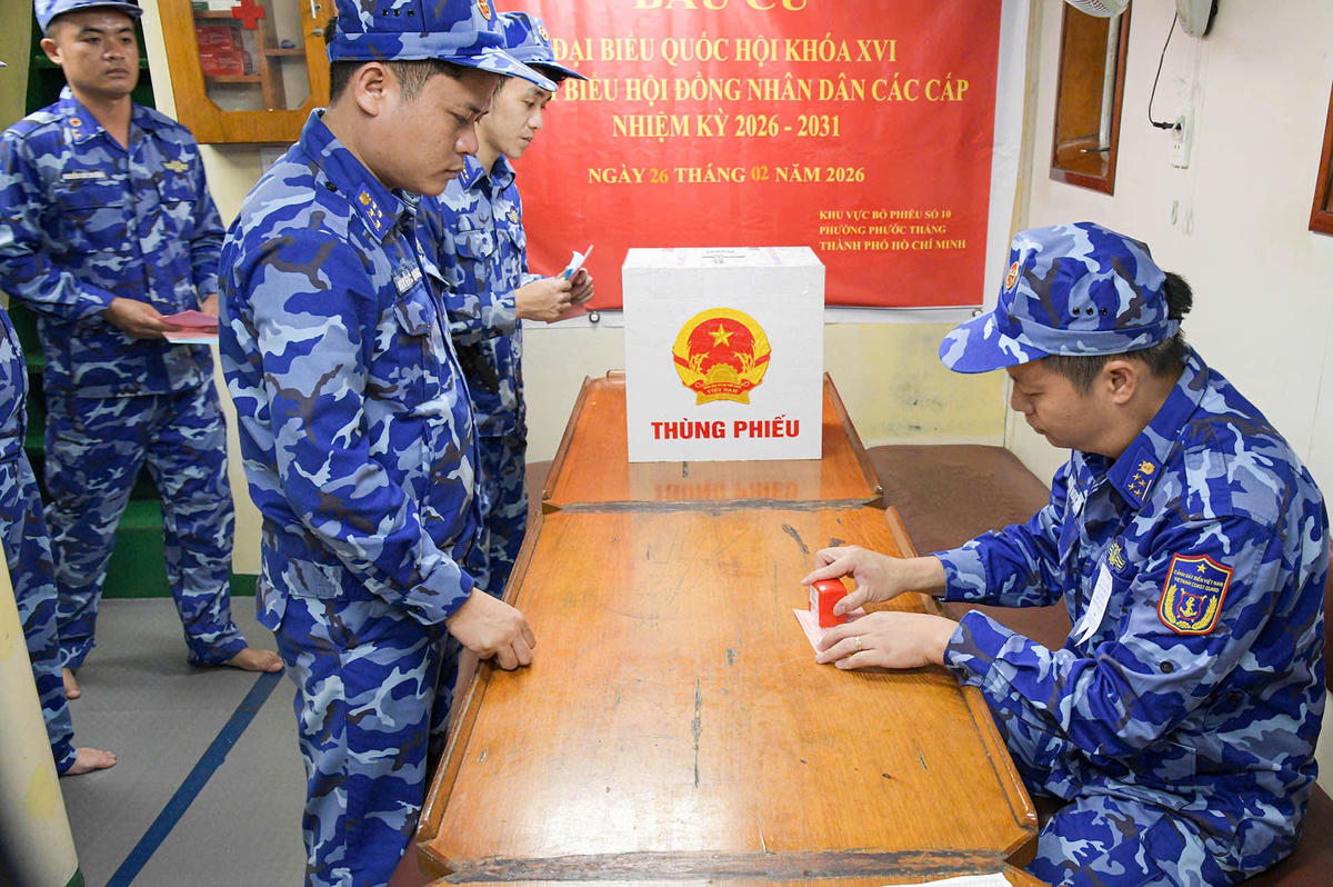 Xác nhận cử tri hoàn thành nhiệm vụ bầu cử. Ảnh: Đức Định.