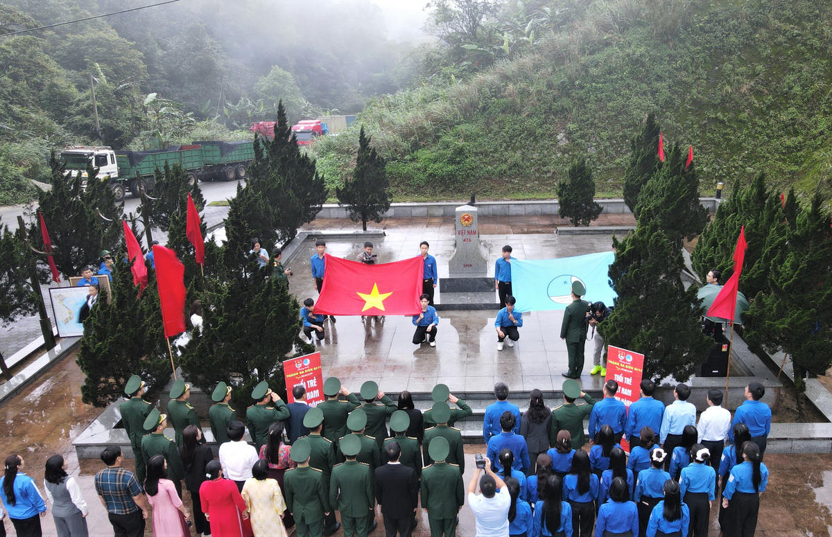 Đại biểu tham gia lễ chào cờ “Tôi yêu Tổ quốc tôi” theo nghi thức của Hội Liên hiệp Thanh niên Việt Nam tại Cột mốc 476 biên giới Việt Nam - Lào. Ảnh: ĐH.