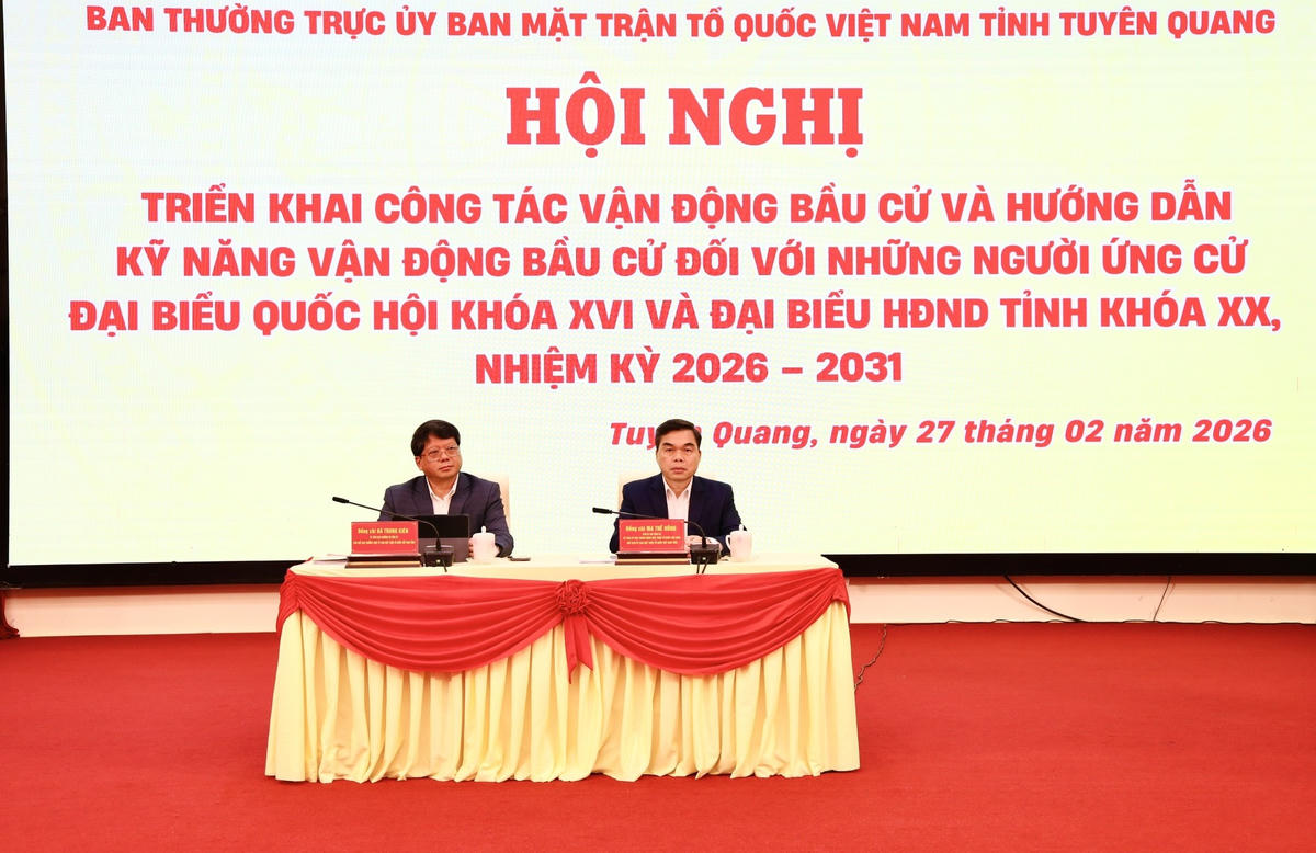 Ông Ma Thế Hồng - Phó Bí thư Tỉnh ủy, Chủ tịch Ủy ban MTTQ Việt Nam tỉnh Tuyên Quang và ông Hà Trung Kiên - Ủy viên Ban Thường vụ Tỉnh ủy, Phó Chủ tịch Thường trực Ủy ban MTTQ Việt Nam tỉnh chủ trì Hội nghị. Ảnh: Đ.S.