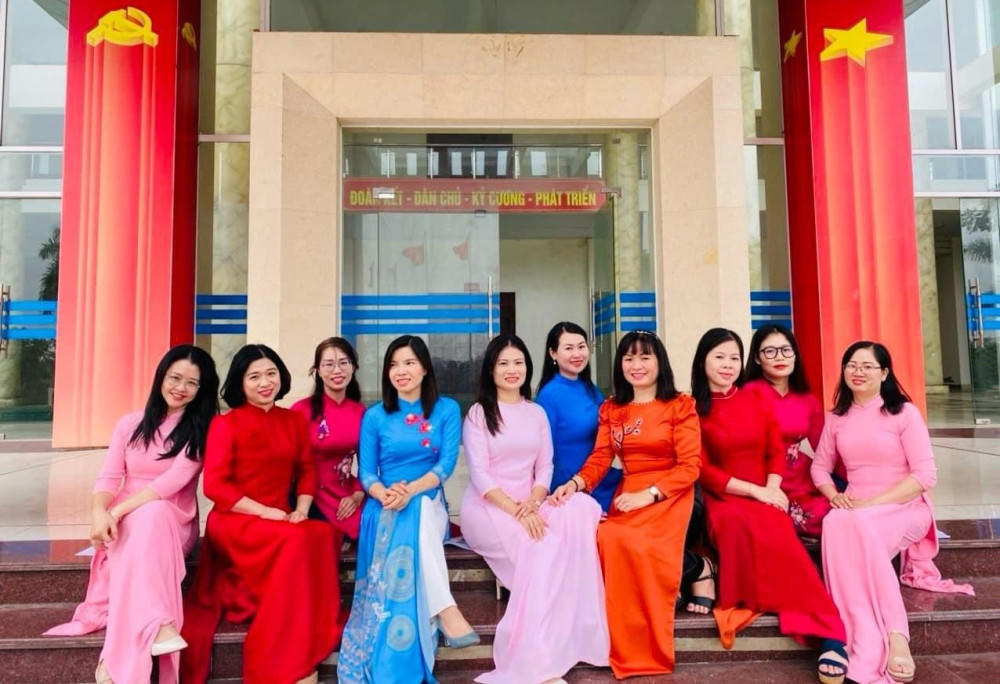 Phụ nữ tại các xã, phường, đơn vị trên địa bàn TP Hải Phòng hưởng ứng "Tuần lễ Aó dài". Ảnh: PT.&nbsp;