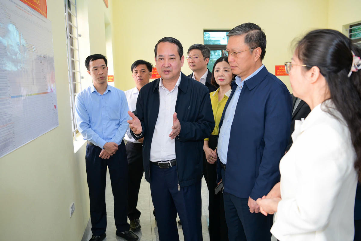 Ông Mai Văn Tuất kiểm tra công tác bầu cử tại khu vực bỏ phiếu số 2, xã Yên Từ. Ảnh: Trường Giang