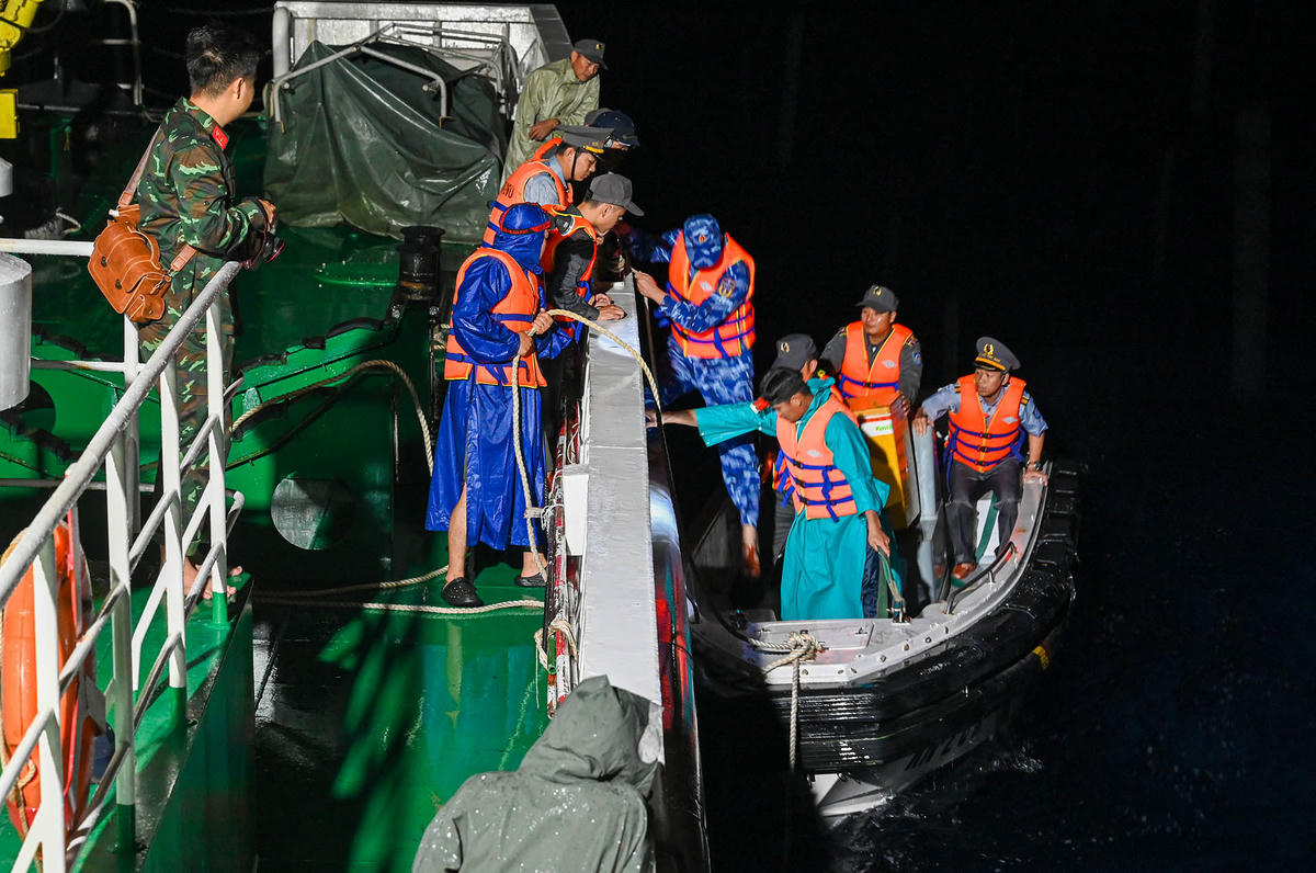 Tổ Bầu cử xuống xuồng cơ động sang Tàu CSb 6008. Ảnh: Đức Định.