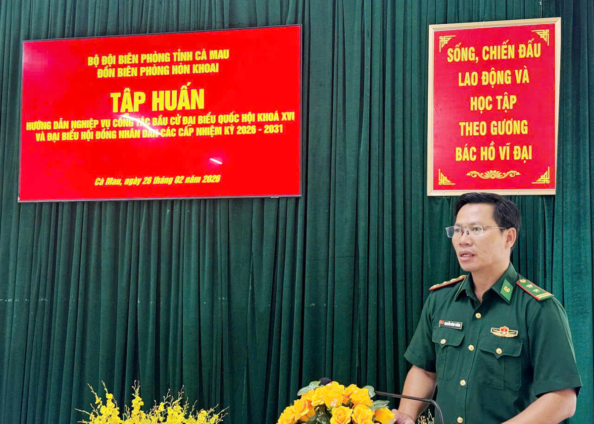 Trung tá Nguyễn Đình Thắng, Chính trị viên phó Đồn Biên phòng Hòn Khoai quán triệt nội dung, yêu cầu và ý nghĩa của cuộc bầu cử đối với cán bộ, chiến sĩ và các lực lượng làm nhiệm vụ trên đảo. Ảnh: Nguyên Du